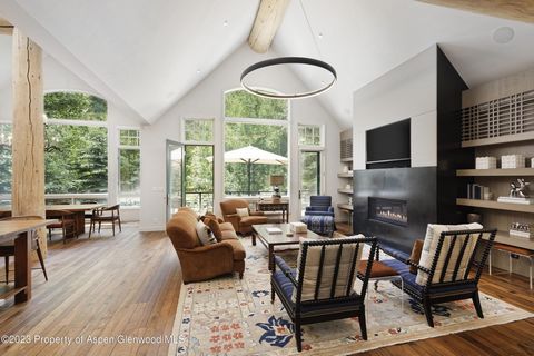 Lujosa casa contemporánea de montaña ubicada en el centro de Aspen. Escondida entre los álamos y los árboles de hoja perenne, esta hermosa casa está situada para una privacidad óptima, mientras que las generosas ventanas, tragaluces y puertas de vidr...