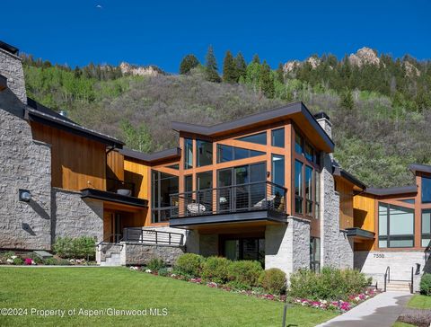 Con la ubicación privilegiada para acceso directo a las pistas de esquí y proximidad al centro de la ciudad, esta casa adosada One Aspen en la base de Aspen Mountain presenta espacios generosos en un estilo alpino contemporáneo. Con interiores elabor...