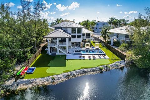 Willkommen in der Oasis Waterfront Pool Lux Villa, die sich in der exklusivsten Gegend von Key Largo befindet. Die Villa verfügt über 4K Sf mit privatem Aufzug, 5 Schlafzimmer und 5 Badezimmer, eine Kochküche, alle Quarzplatten und SS-Geräte. Beheizt...