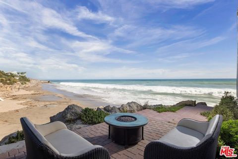 Seien Sie der Glückliche, dieses fabelhafte Strandhaus zu besitzen, das perfekt gelegen ist und nicht nur einen atemberaubenden Meerblick bietet, sondern auch einen ungehinderten Blick auf die Wildwasserküste an der Seite von fast jedem Raum im Haus ...