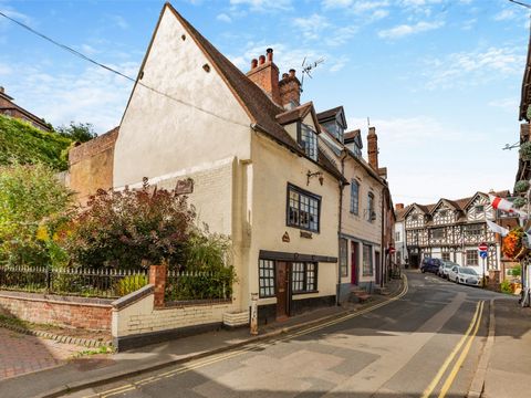 Adéntrate en la historia con Bridgend Cottage, una propiedad catalogada de grado II del siglo XVI bellamente conservada en el corazón de Bridgnorth. Esta casa de campo de dos dormitorios al final de la terraza irradia encanto con sus vigas a la vista...