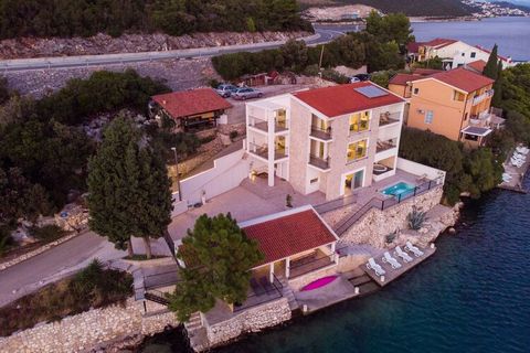 Villa Simpleza is situated in Klek, a lovely town, located in a beautiful cove between Split and Dubrovnik. The villa offers a private terrace with heated swimming pool and garden. Around the private swimming pool you will find parasols and sunbeds w...