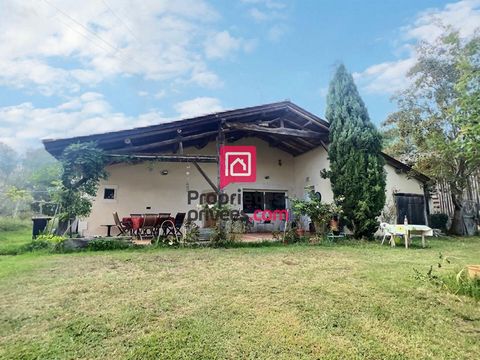 Située à 35 minutes de la rocade et à 10 minutes de l'autoroute de Langon, venez décrouvrir cette girondine de 198m² sur un terrain de plus de 7 hectares. Elle se compose d'une cuisine aménagée de 31 m², d'une pièce de vie de 70 m², d'une suite paren...