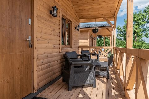 Comfortabele houten huizen het hele jaar door in Duszniki Zdrój. De huizen zijn gelegen op een heuvel met uitzicht op het panorama van een deel van de stad. Elk huis heeft: 2 slaapkamers met tweepersoonsbedden, een volledig uitgeruste woonkamer (uitk...