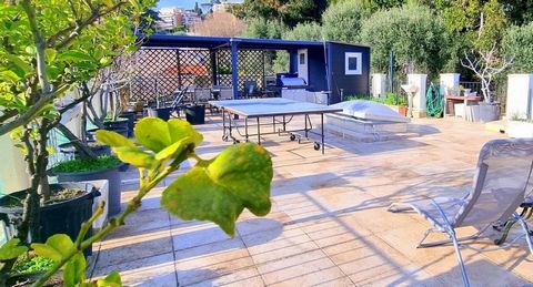 Im obersten Stockwerk eines schönen großen 4-Zimmer-Hauses mit Dachterrasse, niedriges Fabron in West Nizza, in der Nähe des Strandes und des Verkehrs Die Wohnung besteht aus einem Wohn-/Esszimmer mit offener Küche, drei Schlafzimmern, darunter eine ...