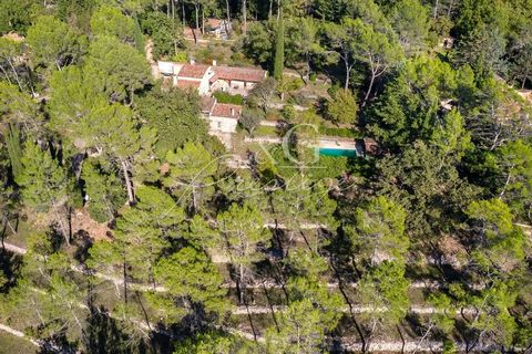 Scopri questa casa di 222 m² degli anni '1980 immersa in un ambiente tranquillo, senza trascurare i vicini, su un terreno di circa 1 ettaro, con una piscina sotto la casa. Questa proprietà è perfetta per chi ama la tranquillità e offre anche un poten...