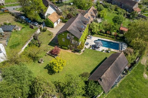 À vendre : Maison d'Exception au Cœur de la Vallée de Chevreuse Découvrez cette magnifique demeure de caractère, située dans le paisible hameau de Longchêne, au cœur d'un environnement privilégié. Datant du 18ème siècle et inscrite au patrimoine des ...