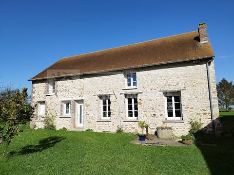 Au calme dans un hameau entre Pacy-sur-Eure et Vernon, avec un accès très proche de l'A13, venez découvrir cette bâtisse entièrement rénovée avec goût et matériaux de qualité alliant le charme de l'ancien et le confort de la modernité au sein d'un co...