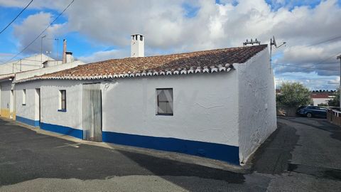 Bent u op zoek naar een toevluchtsoord in het hart van Alentejo? Ik presenteer u dit gelijkvloerse huis om te renoveren met 100 m2, typisch Alentejo met buitenruimte, fruitbomen en een olijfboom. Ideaal voor permanente eigen woning, tweede huis of ze...