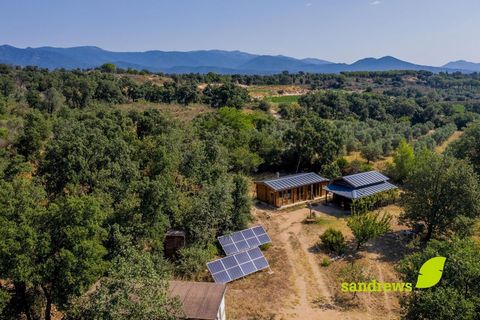 Excellente finca rustique avec de nombreuses possibilités située à Capmany. La propriété dispose de deux bâtiments mobiles en bois, l’un de 15 m2 avec une salle polyvalente au rez-de-chaussée, un sol en grès et une chambre en mezzanine. Un autre type...