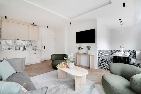 Vi offriamo lusso e raffinatezza in questo sublime appartamento di 90 m², situato nel prestigioso Faubourg-du-Roule. Situato a pochi passi dagli emblematici Champs-Élysées e dall'Arco di Trionfo, offre un'esperienza unica nel cuore di Parigi. La resi...