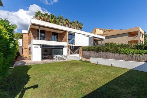 Modern, renovated detached house with a design of 257m2, with a private garden of 325m2 on the ground floor, several terraces with a total of 36m2. This exceptional house is made up of two floors with sea views on the first floor, with a clear separa...