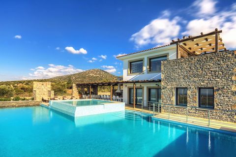 Eine exquisite Bergvilla mit Blick auf die wunderschöne Bucht von Malia und Sisi. Diese außergewöhnliche Lage bietet einen Panoramablick auf das Meer, die Berge, Olivenhaine, lokale Städte und Dörfer. Dies ist der perfekte Ort für einen Urlaub oder e...