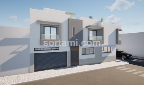 Fantástica casa moderna de 3 dormitorios en construcción en Faro Excelente casa en construcción, ubicada en el centro de la ciudad de Faro. Con diseño moderno y áreas generosas. La sala de estar de planta abierta en la planta baja incluye una cocina ...