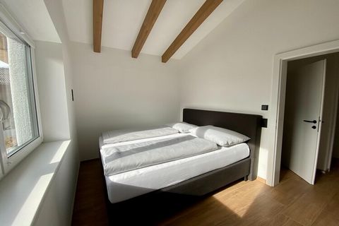 Este espacioso y luminoso ático es perfecto para hasta 6 personas. La sala de estar y el comedor ofrecen mucho espacio para relajarse y cuentan con un cómodo sofá cama con somier. La moderna cocina equipada con despensa adicional está totalmente equi...