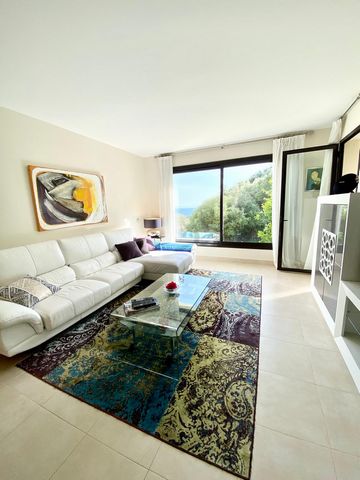 Located in Marbella. This stunning luxury apartment in Marbella, Costa del Sol, is a real gem on the Mediterranean coast. With a privileged location on the mountain, it offers stunning views of the mountains and a quiet and serene environment. With 2...