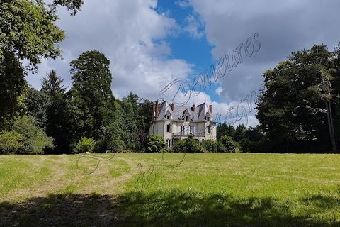 Ce joli manoir de 1875 de plus de 400 m² est implanté au coeur de 4 hectares de bois et prairies. Proche du centre d'une petite ville dynamique du pays de Lorient, il offre un cadre de vie privilégié. Son environnement sans nuisance, ses volumes et s...