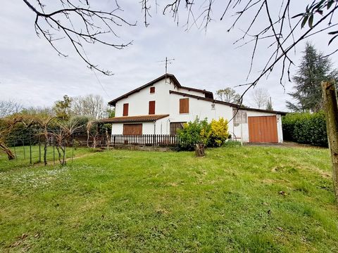 Steinhaus, halb vergraben, mit Blick auf einen schönen Garten, der an einen kleinen Bach grenzt... Anbietend: - Im Erdgeschoss befindet sich ein 