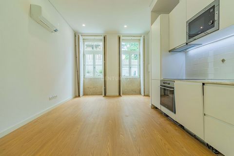 Apartamento T0 +1 com uma área de 54.90m2 no centro do Porto, com todo o tipo de serviços: farmácias, supermercados, cabeleiros, ginásios, pubs, bares e restaurante, tudo para que posso usufruir do seu tempo da melhor forma. ACABAMENTOS PAVIMENTOS - ...