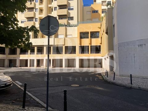 Parkplatz mit ca. 13m2 im 3. Untergeschoss, in der Rua Manuel Rodrigues da Silva 12, in Telheiras. Ausgezeichnete Geschäftsmöglichkeit. Das Hotel liegt in der Prime-Gegend von Telheiras, 1 Minute vom Festland und dem Supera Gymnasium entfernt. Mit au...