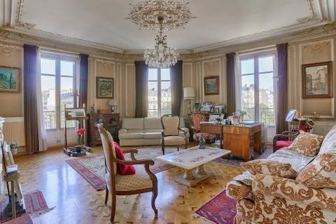 Vente Appartement 5 Pièces - + Chambre de Service et Cave - Paris 8e, Quartier des Ternes Situé au troisième étage d’un immeuble d'angle au cœur du très recherché quartier des Ternes, cet élégant appartement de 167,47 m² offre un cadre de vie spacieu...