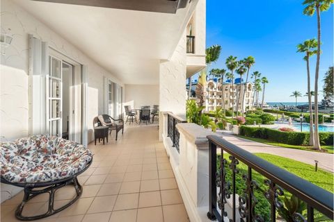 Im Südosten einer der exklusivsten und privatsten Inseln des Landes gelegen, liegt diese klassisch-wunderschöne Eckresidenz mit direktem Blick auf die Fisher Island Marina und den Atlantischen Ozean. Bayside Village bietet zwei private Pools und eine...