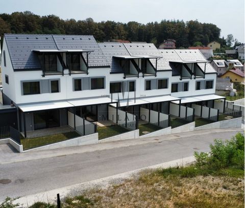 Rijtjeshuizen in de nieuwe wijk, nabijheid van het stadscentrum en de natuur Locatie: Trebnje (regio: Dolenjska)   Gebouwd: 2023 Energieklasse: B2 (25 - 35 kWh/m2a) Verdieping: begane grond + 1e verdieping + zolder Parkeren: Ja. Bijkeuken: Ja. Balkon...