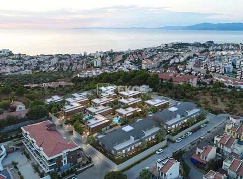 Vrijstaande Villa's met Zeezicht Dichtbij het Strand in Kuşadası Kadınlardenizi Villa's te koop zijn gelegen dichtbij het Kadınlardenizi-strand in Kuşadası. Kuşadası is een havenstad die bekend staat om zijn toeristische activiteiten. Kuşadası, beroe...