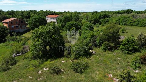 Location: Istarska županija, Marčana, Marčana. Marčana, großzügiges Baugrundstück in Meeresnähe Sie haben die Möglichkeit, auf diesem außergewöhnlichen Baugrundstück Ihr eigenes Eckchen unter der Sonne zu erwerben! Die Gesamtfläche des Grundstücks be...