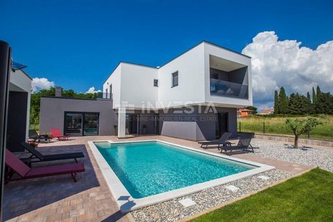 Location: Istarska županija, Kaštelir-Labinci, Kaštelir. Poreč Umgebung, moderne Villa mit besonderem Design In der Umgebung von Poreč steht eine moderne Villa mit besonderem Design zum Verkauf, mit einer Fläche von 215 m². Sie befindet sich auf eine...