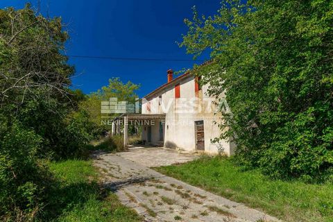 Er wordt een vrijstaand huis met een ruime tuin te koop aangeboden in de omgeving van Gračišće. Het huis ligt op een heuvel vanwaar je een adembenemend uitzicht hebt over Gračišće en de omliggende plaatsen, wat een zeldzaamheid is op de markt. Een ge...