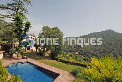 Ferme catalane située dans un environnement privilégié avec une vue imprenable sur la Vall del Congosto et le Montseny. À la porte d’entrée, nous trouvons un grand hall, à droite un espace comme un salon avec cheminée. Du hall, un couloir bas avec un...