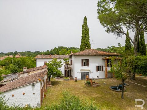 Cette villa majestueuse est située à la périphérie d’Asciano, loin de l’agitation mais toujours au centre du village. Composée de deux appartements spacieux, l’un avec quatre chambres et l’autre avec trois chambres, cette propriété offre des espaces ...