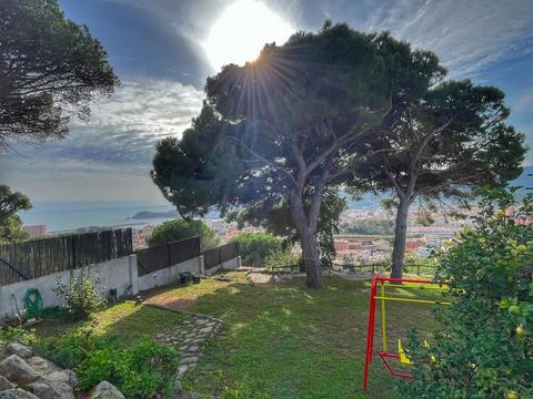 отдельная вилла на продажу в Sant Feliu De Guixols, с 359 m2, 5 комнаты и 4 Ванные комнаты и Гараж. Features: - Garage