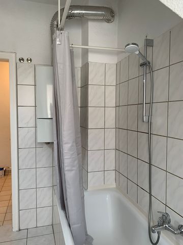 Zur Vermietung steht hier ab sofort eine vollständig ausgestattet und hochwertige 2 Zimmer Wohnung in Recklinghausen. Ausgestattet mit 2 x Einzelbetten (90x200 cm), einem 180x200 cm Boxspringbett, einer Küche einem Badezimmer, eignet sich diese Wohnu...