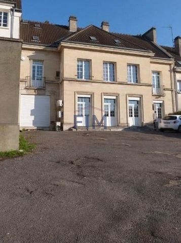 Chez Fim immobilier à Neufchâtel en Bray. Murs commerciaux. Immeuble actuellement loué par bail commercial comprenant un rez de chaussée et deux étages, sous sol en partie. Chauffage central au gaz. Dépendances à usage de locaux techniques. Cour. Le ...