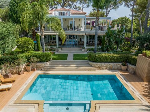 Importante villa perfettamente ristrutturata, idealmente situata a Saint Jean Cap Ferrat, a pochi passi dalle spiagge e dal prestigioso Grand Hotel. Sarete sedotti dalla sua cornice incantevole, tra un rigoglioso giardino con macchia mediterranea e a...