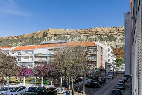 Excellent 3 Bedroom Apartment in Santo António da Caparica With a privileged location, you will find this 3 bedroom apartment with approximately 80m² of floor space, with plenty of light. The property is in good condition and all rooms are very gener...