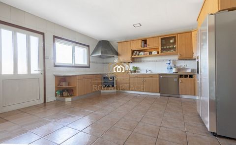 EXCLUSIVO ROYAL PLACE Moradia Isolada V4 situada em Sanguedo, Santa Maria da Feira. Esta moradia V4 distribuída em 2 pisos oferece um amplo espaço para toda a família, com um exterior convidativo para relaxar e desfrutar do ar livre. - R/C: Cozinha e...