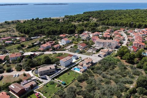 The perfect villa for a family holiday! In addition to the beautiful architecture and stylish furnishings, the villa impresses with its ideal location. The town centre of Fazana with its long pebble beach, shops and restaurants is just a few minutes'...