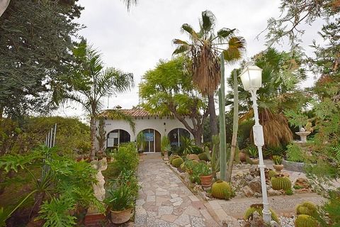 Casa di campagna con 3 camere da letto e ampio terreno vicino a San Juan e Alicante.