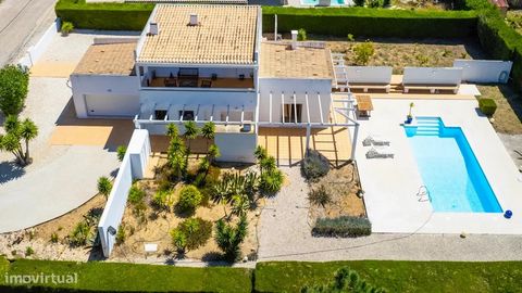 Diese elegante Villa mit zwei Etagen und einer Fläche von 196 m2 befindet sich auf einem Grundstück von 1200 m2 Das Hotel liegt an der Costa Vicentina, genauer gesagt in der Urbanisation Vale da Telha. Mit 3 Schlafzimmern, eines davon en suite, 1 Woh...