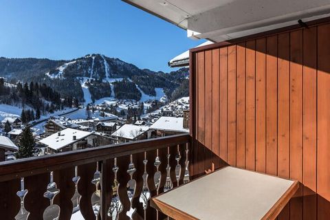 Liegt im OBEREN DORF, 250 m von TELEMIX, TELESIEGE, TELESKI du BOSSONNET (Kursabfahrt / je nach Skischule) und Geschäften entfernt. Shuttle-Haltestelle im Winter vor der Residenz und im Sommer in 240 m Entfernung. BIBLOS Nr. 34 Bewertung: 3*** / 4 RE...