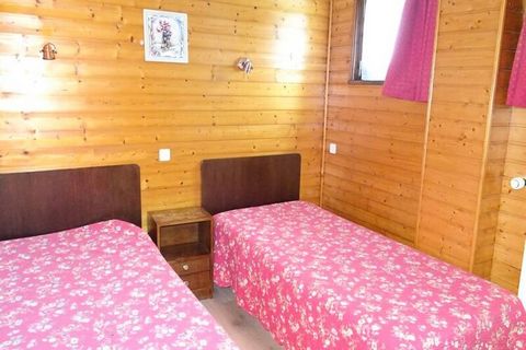 Do wynajęcia Les Gets: Przestronny i jasny trzypokojowy apartament wyposażony dla maksymalnie 6 osób, utrzymany, położony na parterze rezydencji „CHALET L'AIGLON” (bez windy), o powierzchni około 50 m² z wyjściem na duży taras. Położony 300 m od skle...