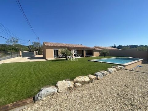 Provence Home, l’agence immobilière du Luberon, vous propose à la vente à la vente une maison de plain pied construite en 2021, située en bordure de hameau proche du village de Saint Saturnin les Apt au coeur du Luberon. Un jardin d'environ 843 m² do...