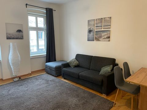 Dieses vollmöblierte Apartment ist eine großartige Option für eine Gruppe oder eine Familie mit bis zu 4 Personen. Die Wohnung befindet sich in einer hellen und ruhigen Straße im Zentrum von Wien. Die Wohnung liegt im 2. Stock. In der Miete sind Kost...