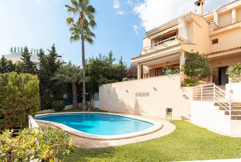 Schönes Haus mit mehreren Terrassen mit Meerblick Dreistöckiges Stadthaus in Cas Catalá mit Pool Dieses dreistöckige Stadthaus befindet sich in der exklusiven Wohngegend Cas Catalá, etwas außerhalb von Palma. Die Gegend ist bekannt für ihre luxuriöse...