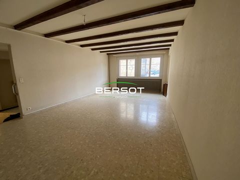 Découvrez ce vaste appartement situé au coeur de Saint-Vit dans une petite copropriété bien entretenue . Cet appartement est composé d'une entrée, une cuisine séparée, un salon-séjour lumineux, deux chambres, une salle de bain/douche, WC et une pièce...