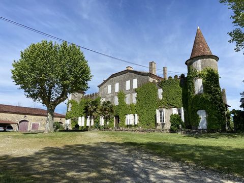 Eine private Zufahrt führt zu einem Innenhof. Es ist umgeben von zwei bedeutenden Kellern, einem Haus und dem Schloss. Die Keller wurden mit den Steinen der alten mittelalterlichen Burg gebaut. Schloss von 800m2: Erdgeschoß: Eingang, Küche, Wohnzimme...