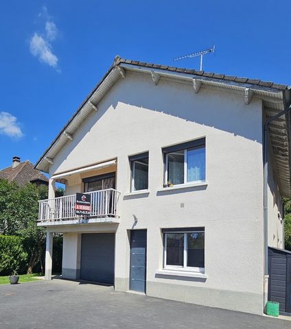 A visiter en EXCLUSIVITE chez Duclaux IMMO. ARPAJON-SUR-CERE, secteur Carbonat Grande maison individuelle LUMINEUSE de 145 m2 habitables, en BON ETAT sur un très beau terrain CLOS et PLAT de 1.000 m2. En rez-de-chaussée : entrée, bureau, chambre, piè...